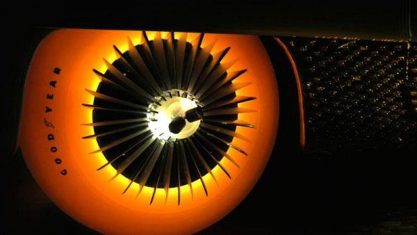 А гумите на този автомобил светят поради факта, че имат вътрешно осветление. И освен това имат кристални тасове с вградени индикатори, които също светят, разбира се.